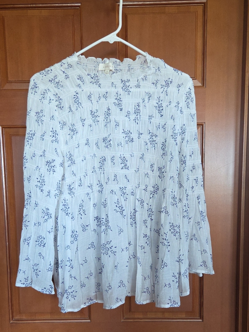 Adiva White Long-Sleeve Smocked Floral Tunic  L PP17 L25